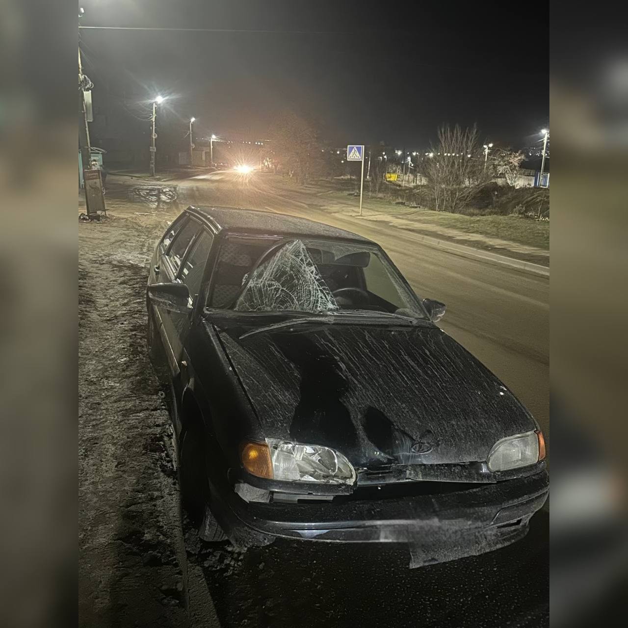 В Луганске в ДТП пострадал пешеход   04 января 2025 года примерно в 18 часов в г. Луганск водитель 2007 г.р., не имея права управления транспортным средством, двигаясь на автомобиле ВА3 21144 по ул. Славянская, совершил наезд на пешехода, который переходил проезжую часть по нерегулируемому пешеходному переходу.    В результате ДТП мужчина получил травмы различной степени тяжести и был госпитализирован в медицинское учреждение.   Сотрудники полиции проводят мероприятия по установлению всех причин и обстоятельств произошедшего.