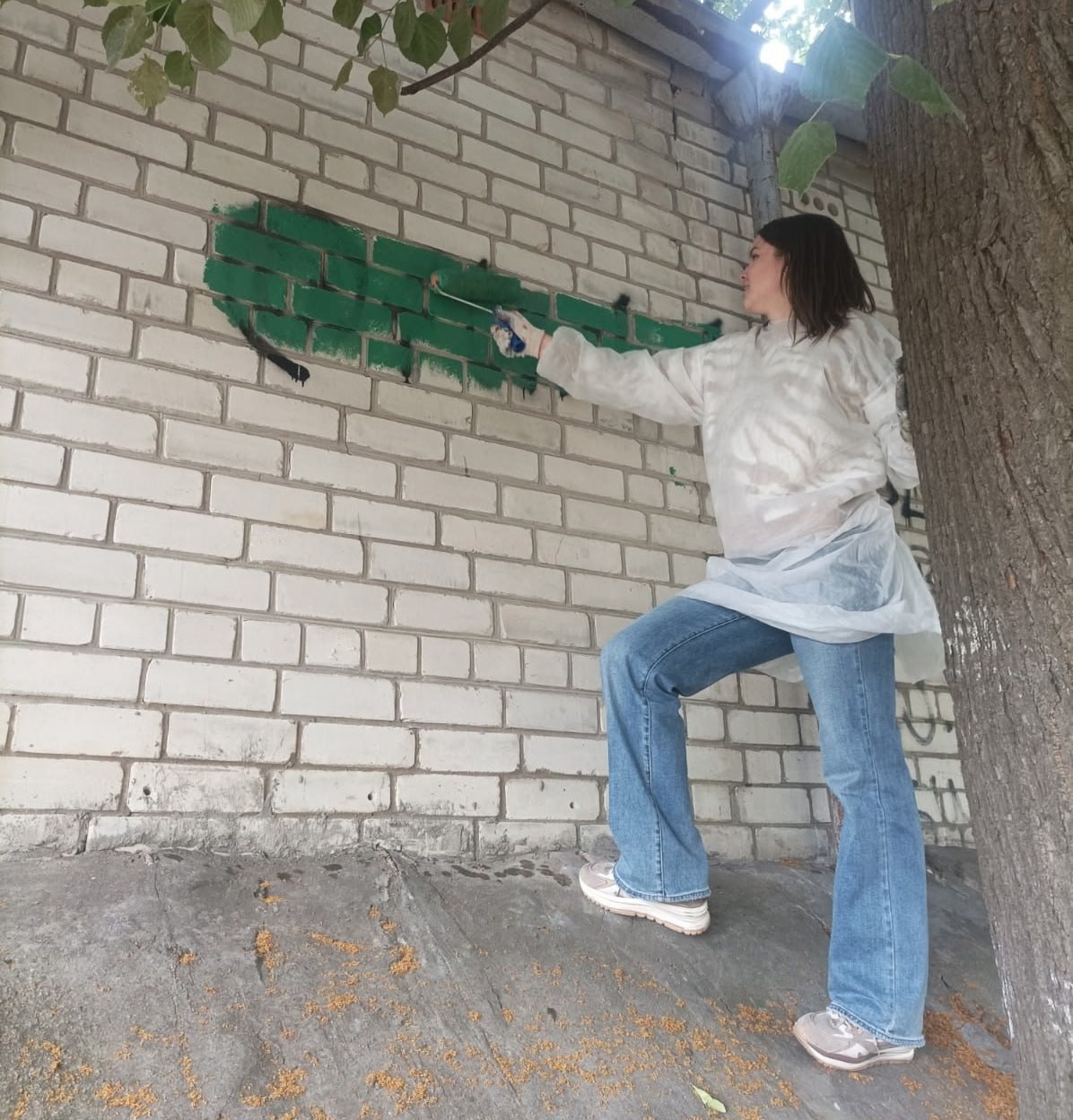 В рамках проекта «Чистый город» в Курске борются с рекламой наркотиков. Сотрудники администрации Центрального округа, полицейские и волонтеры из колледжа коммерции, технологий и сервиса убрали 97 надписей с улиц Овечкина, Степана Разина, Челюскинцев, Ендовищенской и Бочарова. Напоминаем, что сбыт наркотиков — это уголовное преступление с наказанием по статьям 228 и 228.1 УК РФ. Публичная реклама наркотиков карается штрафом от 4 до 5 тысяч рублей по статье 6.13 КоАП РФ. Если вы увидите надписи или знаете о распространении наркотиков, сообщите об этом через бот «СтопНаркотики46» , звоните в УМВД России по Курской области 36-82-65 или на номер 112 с мобильного, либо посетите сайт 46.мвд.рф.