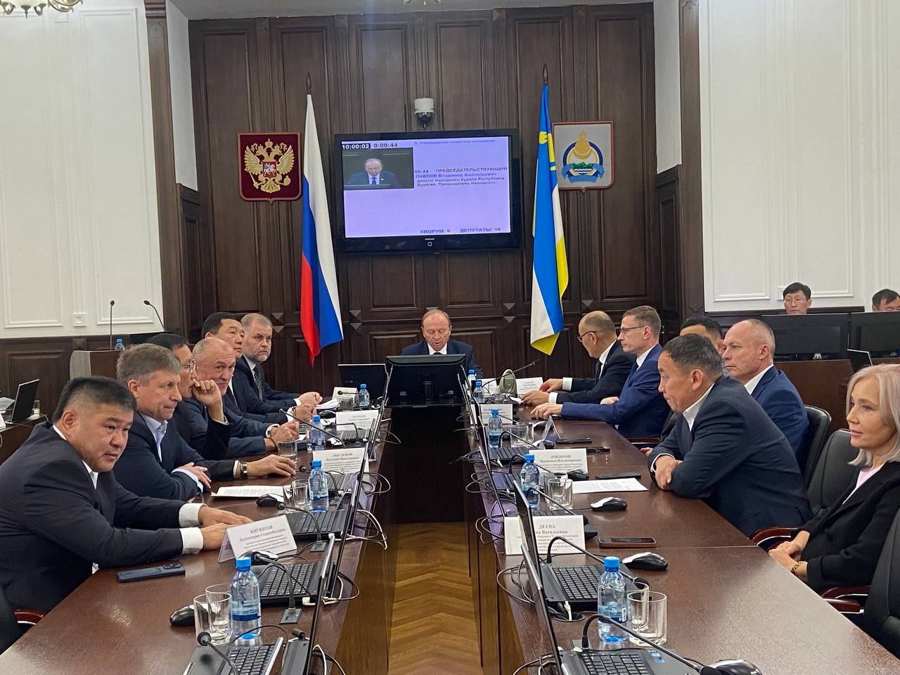 В республиканском парламенте проходит заседание Совета Народного Хурала Бурятии Ведёт заседание Председатель Народного Хурала Владимир Павлов Депутаты утвердили План работы парламента на 2026 год Запланировано проведение 6 очередных сессий Народного Хурала заседаний Советов заседаний Комитетов проведение 2 публичных слушаний об исполнении республиканского бюджета за 2025 год и обсуждение проекта бюджета на 2027 2029 годы проведение 10 круглых столов по актуальным вопросам Также запланированы взаимодействие органами МСУ межпарламентская деятельность мониторинг законов отчётная аналитическая и информационно контрольная работа законодателей