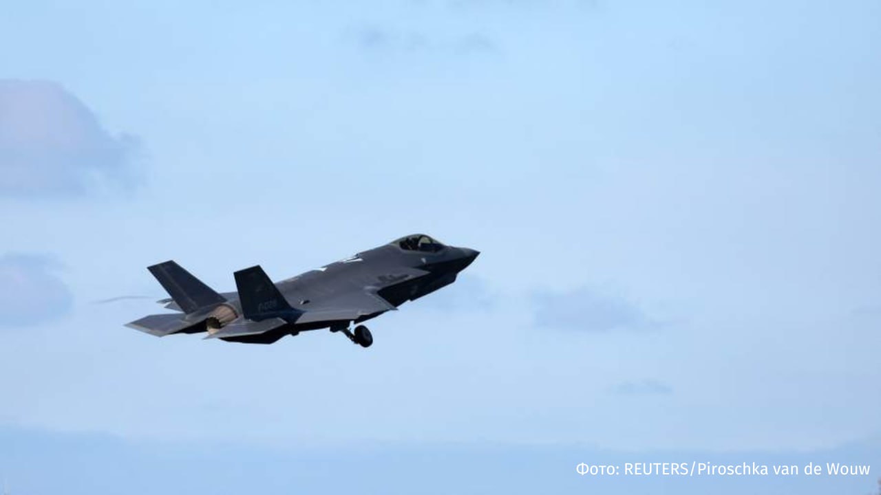 Американская военно-промышленная компания Lockheed Martin планирует разработать версию истребителя F-35, способную летать без пилота. Автономность в воздушные суда могут внедрить в "относительно скромные" сроки, заявил гендиректора корпорации Джим Тайклет. По данным Defense One, F-35 уже имеет некоторые автономные функции. Так, на демонстрациях в 2023 году истребитель пролетел 11 минут после катапультирования пилота. Отправить новость