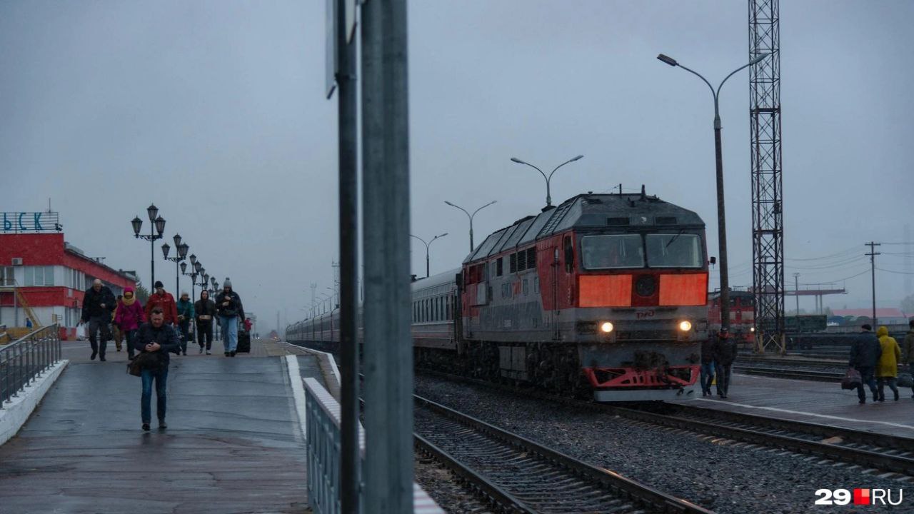 В Архангельской области на участке между станциями Кеньга и Хомогорская Северной железной дороги возникла техническая неисправность из за которой задерживаются пассажирские поезда Уже опаздывают поезда 16 Москва Архангельск 3 часа 55 минут 371 Котлас Архангельск 2 часа 10 минут и 7151 Онега Архангельск 1 час 2 минуты а также ожидаются задержки 327 Северодвинск Вологда 6523 Архангельск Обозерская и 10 Санкт Петербург Архангельск Неисправность произошла в Плесецком районе что привело к остановке движения на этом перегоне Северная железная дорога приносит извинения пассажирам и работает над устранением проблемы Контакты для справок Текущую информацию о движении поездов предоставит Центр поддержки клиентов ОАО РЖД по бесплатному номеру 8 800 775 00 00 доступному круглосуточно по всей России Операторы помогут с расписанием билетами и жалобами