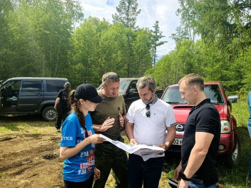 Руководитель проекта «Тропы Дальнего Востока» проверил строительство туристического объекта в Ивано-Арахлейском парке  Руководитель проекта «Тропы Дальнего Востока» Хаид Мантаев проверил ход строительства эколого-туристической тропы «Ундугун» и визит-центра на территории Ивано-Арахлейского парка.  «Тропа должна быть качественной, она ведь строится для людей», — подчеркнул Хаид Мантаев. Он положительно отметил концепцию будущего туристического объекта в эвенкийском стиле.    Основной темой концепции строительства экотропы и малых архитектурных форм определена стилизация под древне-эвенкийский период развития территории с этнографическими элементами обустройства.  Будут установлены деревянные скульптуры, беседки, санитарные зоны, смотровая вышка, аншлаги и указатели, видеонаблюдение, освещение на солнечных батареях, качели, фотозоны, туалеты, мостики и настилы в том числе для болотистой местности, аудиогид, скамейки, урны, аншлаги, указатели и прочее.    Также руководитель проекта «Тропы Дальнего Востока» лично прошел будущую экотропу «Ундугун» протяженностью девять километров. Шли как есть: через лес, по болоту, поднимались на склон и снова спускались. Где-то под ногами было мягко, где-то слишком мягко, где-то просто красиво. По пути ели дикую голубику прямо с кустов — как положено тем, кто строит тропу не по бумажке, а по-настоящему, ногами и сердцем.    Подписывайтесь: