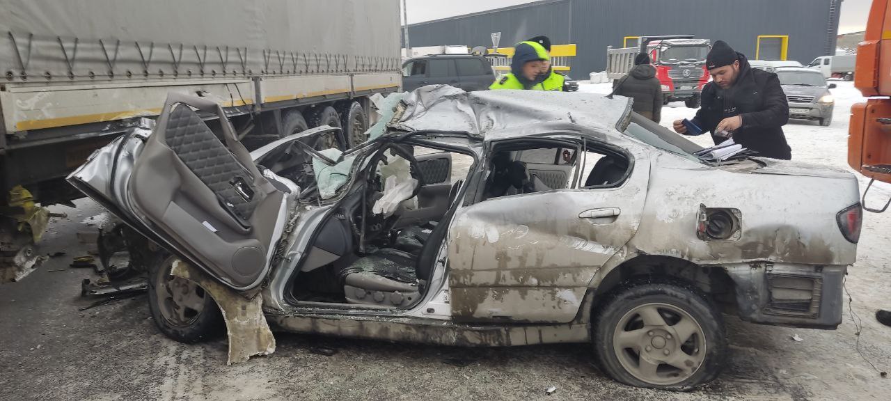 ДТП на дороге Сургут Салехард есть пострадавший Сообщение о столкновении легковой машины с грузовиком поступило на пульт пожарной охраны города Губкинский в 8 04 Авария произошла на 471 ом километре автодороги На месте работают специалисты 12 й пожарно спасательной части Они провели деблокировку водителя и передали его работникам скорой помощи Погибших нет МЧС Ямало Ненецкого АО Вести Ямал l MAX l ТГ l ВК l САЙТ