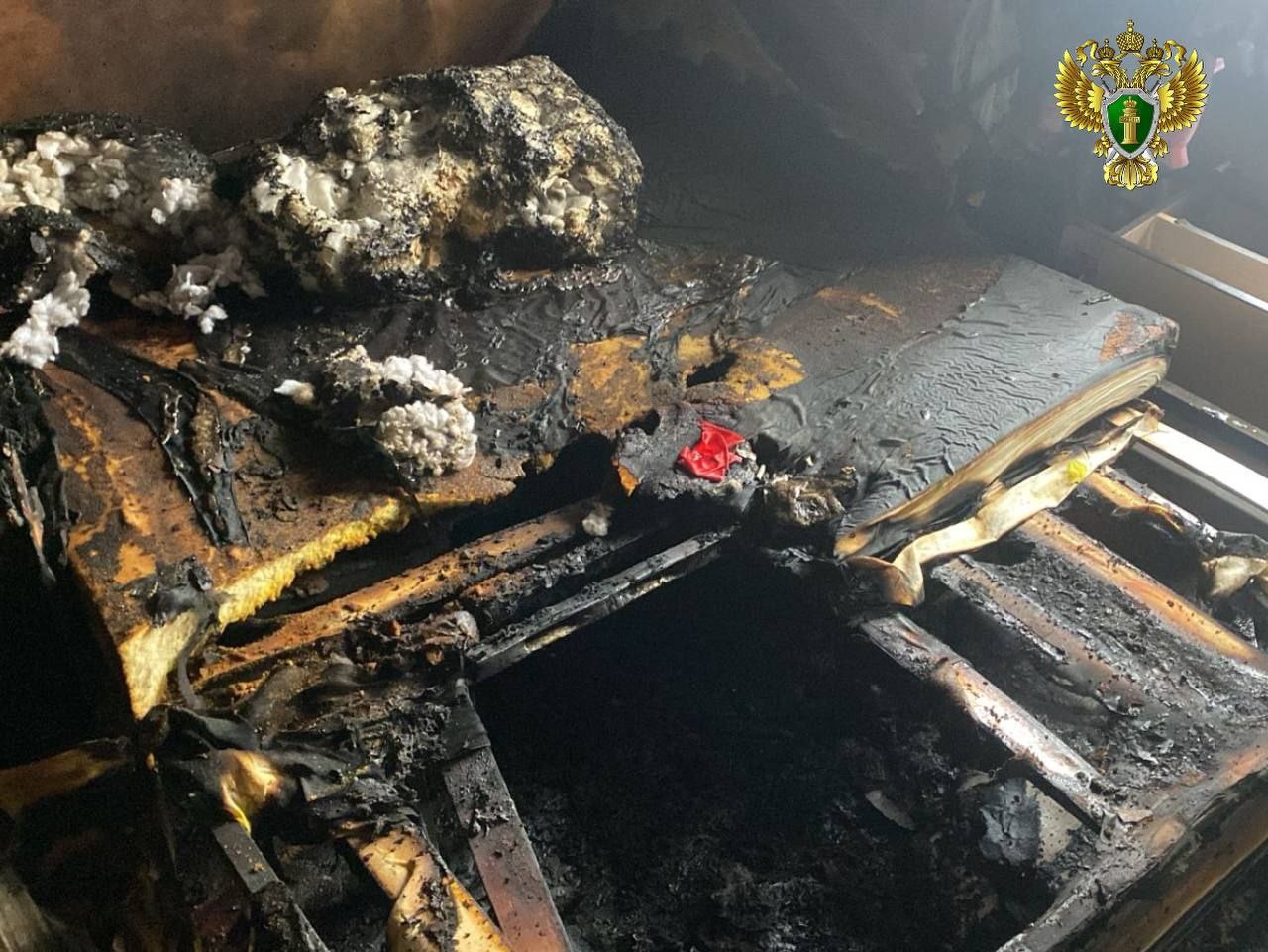 В Хабаровске за оставление 5-летнего ребенка в запертой квартире осуждена жительница краевой столица Индустриальный районный суд г. Хабаровска вынес приговор по уголовному делу в отношении 26-летней местной жительницы. Она признана виновной по ст. 125 УК РФ оставление в опасности и ч. 1 ст. 109 УК РФ причинение смерти по неосторожности . В суде установлено, что с сентября 2024 года подсудимая оставляла свою 5-летнюю дочь одну дома на длительное время. Девочка детский сад не посещала и более 8 часов в день находилась без присмотра. Квартиру мать запирала, ребенок самостоятельно открыть дверь и выйти из дома не мог. В январе 2025 года ребенок в очередной раз остался дома один. Из любопытства она стала играть с зажигалками, в результате чего произошло воспламенение дивана. Не имея возможности самостоятельно выбраться из квартиры, девочка погибла, отравившись угарным газом. Подсудимая признала свою вину, в содеянном раскаялась. Суд приговорил виновную к 1 году и 2 месяцам исправительных работ с удержанием в доход государства 10% заработной платы условно. Приговор не вступил в законную силу. Подписаться Прислать Новость