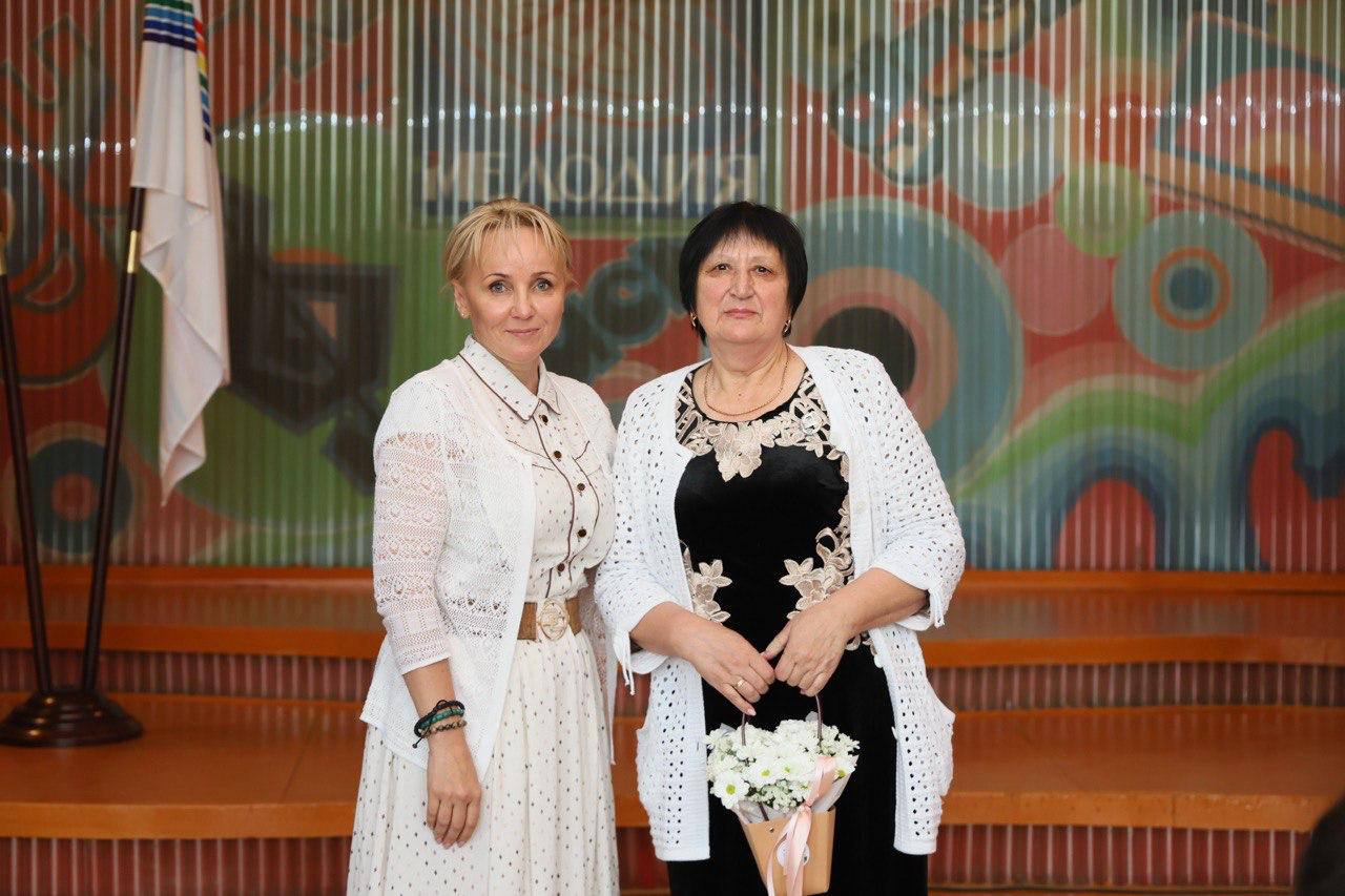 В селе Дубовом вместе с Владимиром Михайловичем провели встречу с жителями Биробиджанского района Главные вопросы волнующие земляков Капитальный ремонт детских садов Сейчас прорабатываем проектно сметную документацию для 15 образовательных учреждений области из них 3 для Биробиджанского района До конца 2028 года полностью приведем в порядок детские сады в селах Бирофельд Птичник и Дубовое В селе Надеждинское рассмотрим возможность установки модульных конструкций нового дошкольного учреждения Асфальтирование и ремонт дорог В этом году мы уже привели в порядок автополотно в селе Найфельд На эти работы было выделено 5 млн рублей В следующем году начнем ремонт дорог в селе Дубовое в 2027 году в селе Птичник Ежегодно будем обновлять ключевые транспортные пути района дороги Казанка Бирофельд и Найфельд Петровка Русская поляна Строительство и обновление культурных учреждений В следующие три года в Биробиджанском районе проведем капитальный ремонт музыкальной школы библиотеки и дома культуры У жителей есть запрос на создание новых домов культуры в селах Кирга Раздольное и Птичник Проработаем возможность установки там модульных конструкций Сохранение исторической памяти Жители представили проект монумента Героям Великой Отечественной и участникам СВО Документы подготовлены на высоком уровне в том числе проектно сметная документация Обязательно найдем возможность поддержать создание монумента Благоустройство На участке дороги в селе Раздольное необходимо обустроить тротуар и установить ограждение а также ограничить скорость движения транспорта для безопасности ребят обучающихся в школе Взяли решение вопроса в работу Образование Жители попросили распространить обучение школьников первой профессии на сельские образовательные учреждения Договорились в следующие полгода запустить пилотный проект в школе села Дубовое Также вместе с Владимиром Михайловичем наградили выдающихся тружеников Биробиджанского района и победителей региональных грантовых конкурсов Именно благодаря таким людям жизнь в нашей родной области меняется к лучшему Регистрируйтесь в Max и подписывайтесь на мой канал