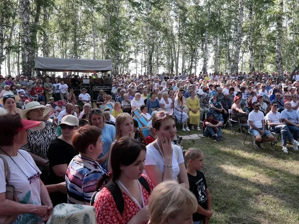 Актёр Дмитрий Лысенков и певица Этери Бериашвили приедут на Литературный фестиваль Роберта Рождественского в Алтайском крае Фестиваль пройдёт с 18 по 20 июня Основные мероприятия запланированы в Барнауле и Косихе малой родине поэта Также творческие встречи с участниками фестиваля состоятся в Новоалтайске Первомайском и Павловском районах Среди гостей фестиваля артисты Дмитрий Лысенков Сергей Перегудов и Этери Бериашвили В программе поэтический концерт Но мы сохраним тебя русская речь и музыкально литературный спектакль концерт Ностальгия по настоящему с чтением стихов поэтов шестидесятников В день рождения Роберта Рождественского 20 июня заключительные мероприятия пройдут в Косихе и на Яру любви Песни стихи творческие выступления произведения Роберта Рождественского давно стали объединяющей силой для людей из нашего края для поклонников Роберта Ивановича по всей стране С радостью будем встречать гостей фестиваля и в этом году отметил губернатор региона Виктор Томенко