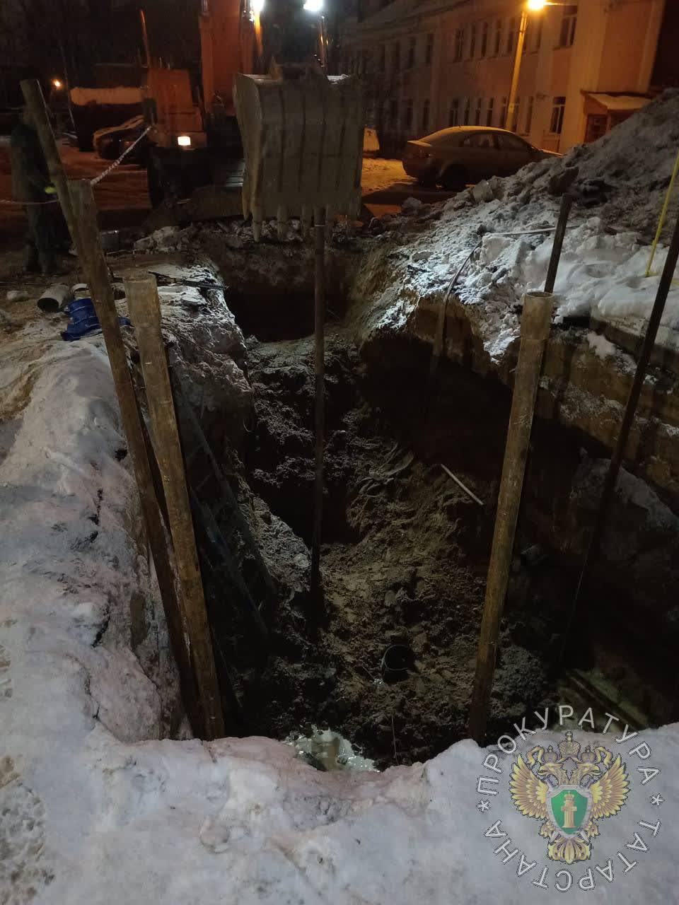 ⏺Мастера осудят за смерть рабочего в Казани В январе во время земляных работ повредили водопровод на Коломенской. Обвиняемый отправил двух сотрудников в необорудованную должным образом траншею для устранения течи. Следователи считают, что это и привело к обвалу грунта на одного из рабочих. На 29-летнего мастера возбудили уголовное дело за нарушение правил безопасности. В ближайшее время он предстанет перед судом. Подписаться на «Вечерку»