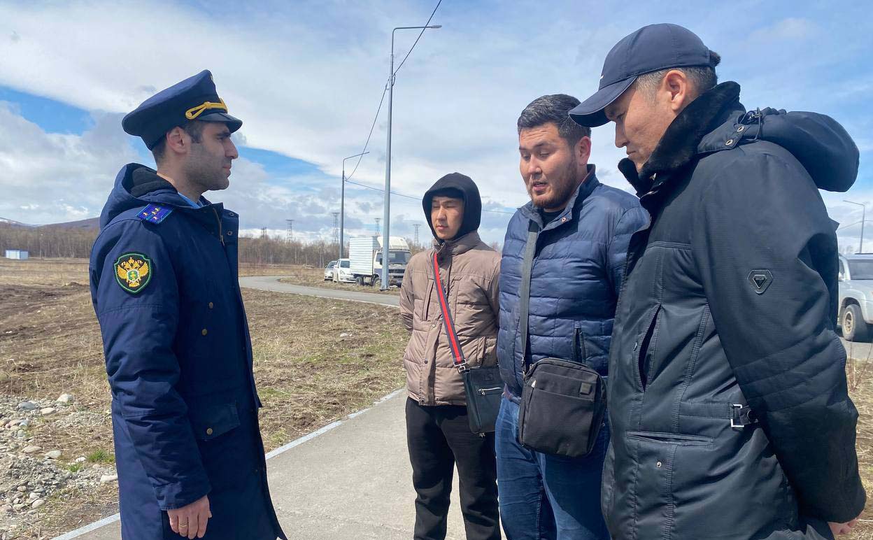 На Камчатке строители нового аэропорта пожаловались на задержки зарплаты В ситуации разбирается прокуратура Елизовская районная прокуратура начала проверку сообщений о том, что приезжим из Средней Азии строителям нового аэропорта не заплатили за работу. Подробности по ссылке: