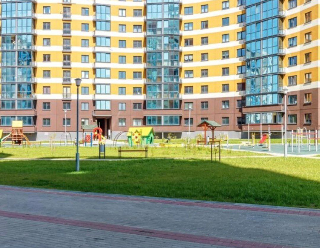 В Москве снова сдают квартиры только для славянской национальности Савеловский районный суд установил что на одном из популярных сайтов объявлений и в Telegram канале опубликовали предложение по квартире на улице Артюхиной содержащее дискриминационные условия Инстанция отметила что такая информация нарушает закон запрещающий дискриминацию по национальному признаку Суд запретил сдавать жильё только славянам Но повлияет ли это на реальную ситуацию