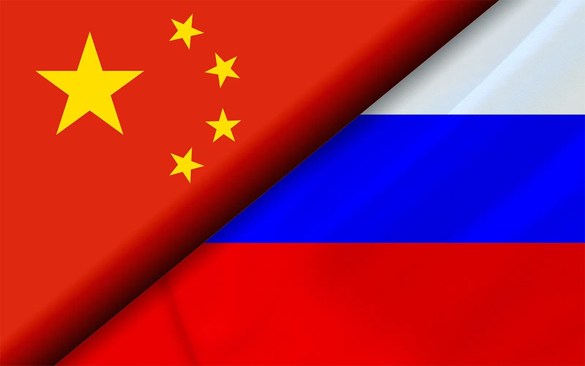 В мае зафиксирован значительный рост спроса на международные грузоперевозки в направлении Китая: в Астрахани и Камчатском крае — в 4,5 раза, в Карелии и Красноярске — в четыре раза, в Калининграде — в 3,5 раза. Эксперты отмечают, что увеличение спроса на международные грузоперевозки между Россией и соседними странами может быть обусловлено ростом деловой активности, расширением экономических связей и укреплением национальной валюты, что потенциально делает логистические услуги более доступными для бизнеса. AST-NEWS.ru