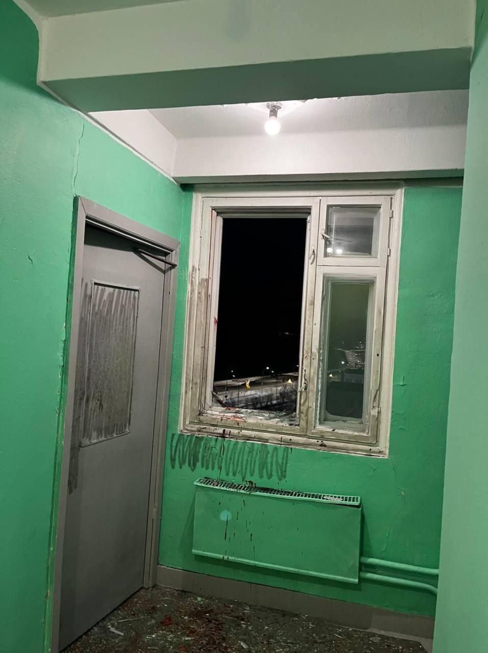 По факту вчерашней поноживщины в шестнадцатиэтажке на прибреге силовики возбудили уголовное дело по статье покушение на убийство Об этом телеканалу N1 сообщили в следственном комитете Югры Наш инсайдер добавил что мужчина напал с ножом на вартовчанку а потом его труп обнаружили на козырьке подъезда Предварительно без признаков криминала Пострадавшей первую помощь оказал сосед он возвращался из магазина и услышал крики Потасовка происходила на лестничном марше между 9 и 10 этажами Пострадавшую увезли в больницу Следователи устанавливают все обстоятельства произошедшего На фото обстановка в подъезде где случилась трагедия прислать новость  мы в МАХ n1 tv