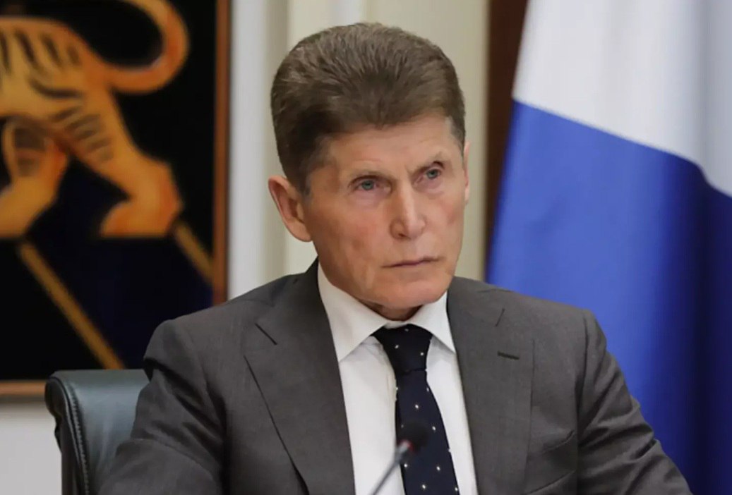 Кожемяко дал неделю: губернатор Приморья поручил усилить работу филиалов фонда «Защитники Отечества»  В Приморье необходимо создать наилучшие условия для работы координаторов фонда «Защитники Отечества». Такую задачу поставил губернатор Приморского края Олег Кожемяко перед главами муниципалитетов и профильных ведомств.    «На местах должны быть полностью вовлечены в вопросы адаптации ребят по возвращении их домой. Должны быть удобные помещения с кондиционерами с учётом того, что люди приходят с инвалидностью. Подобрать нужных специалистов, обучить их, назначить достойную зарплату, обеспечить компьютерами. Мы должны быть готовы к тому, когда начнут возвращаться тысячи людей. Нужно все организационные вопросы отработать до мелочей», – рассказал Олег Кожемяко.  Через 7 дней губернатор приморского края примет отчет, как ветеранов обеспечивают протезами, колясками и адаптивной одеждой для бойцов с тяжёлыми травмами. Также в отдельных случаях для удобства инвалидов обустраиваются «умные» дома.     Приморское отделение фонда «Защитники Отечества» за время своего существования поддержали более 1,2 тысяч участников СВО и 4,5 тысяч их близких. Медицинскую помощь получили 2,5 тысячи человек, психологическую и юридическую помощь — 3 тысяч человек.   Фонд «Защитник  Отечества» обучил и трудоустроил 130 ветеранов, еще около 270 прошли переподготовку.