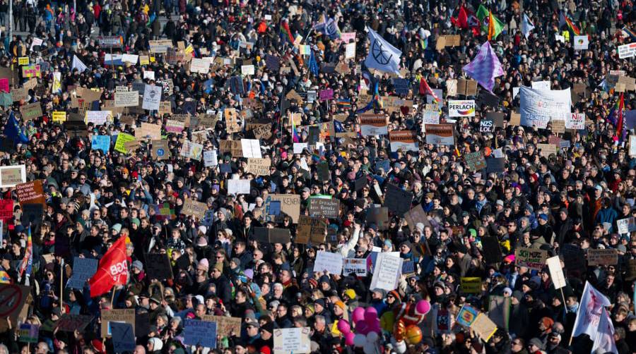 В Мюнхене 250 тысяч человек вышли на акцию против партии «Альтернатива для Германии»  Митинги против ультраправой партии «Альтернатива для Германии»  АдГ  прошли 8 февраля по всей Германии. По оценке полиции, на акцию в Мюнхене вышли около 250 тысяч человек. Демонстранты выступали «против правого экстремизма» и «людей, разжигающих ненависть и ставящих под сомнение основной демократический порядок».  Через две недели в Германии пройдут досрочные выборы в бундестаг. Сопредседательница АдГ, 45-летняя Алис Вайдель, возглавила предвыборный список партии и стала кандидатом в канцлеры Германии. Согласно опросам, АдГ может занять на выборах второе место, получив около 20% голосов.