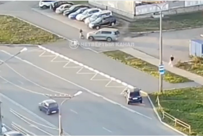 Водитель внедорожника в Каменске Уральском не глядя переехал ребенка на велосипеде Кадры от которых становится не по себе сняла в Каменске Уральском камера наружного наблюдения На них премиальный внедорожник словно танк давит девочку велосипедистку Авария случилась вчера вечером в Каменске Уральском сообщает в Telegram 4 канал На улице Октябрьской выезжавший с парковки автомобиль сбил девочку ехавшую во встречном направлении на велосипеде Как рассказали в областной Госавтоинспекции водитель автомобиля EXEED при движении по внутридворовому проезду допустил наезд на 10 летнюю девочку на велосипеде Ребенок госпитализирован vkvideo id 1167987 456240460 Водитель пояснил что при совершении правого поворота сосредоточил свое внимание на машине Установлено что 63 летний мужчина имеет 29 лет водительского стажа к административной ответственности за нарушения ПДД привлекался 12 раз в момент аварии был трезв uralweb ru