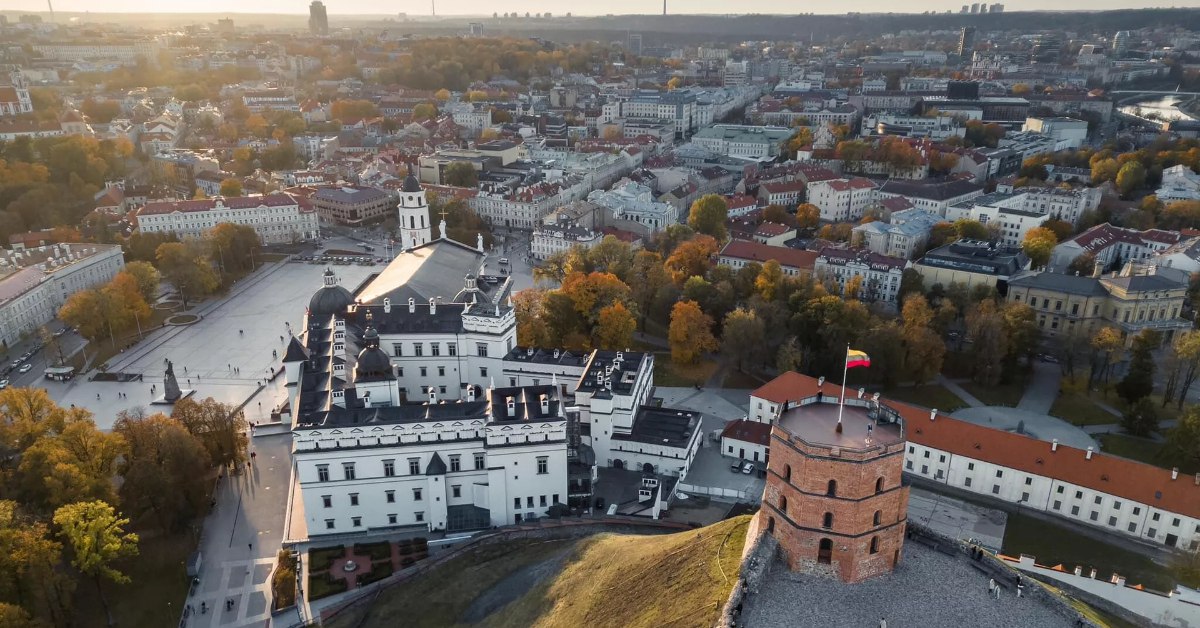 Инфляция в Литве превысила средний уровень по еврозоне В сентябре годовая инфляция в Литве достигла 3 7 против 2 2 в еврозоне сообщает Eurostat Для сравнения в Латвии 4 1 в Эстонии 5 2 Самая низкая инфляция зафиксирована на Кипре 0 и во Франции 1 1 Экономисты прогнозируют что в 2025 году цены в Литве продолжат расти а среднегодовая инфляция составит 3 3