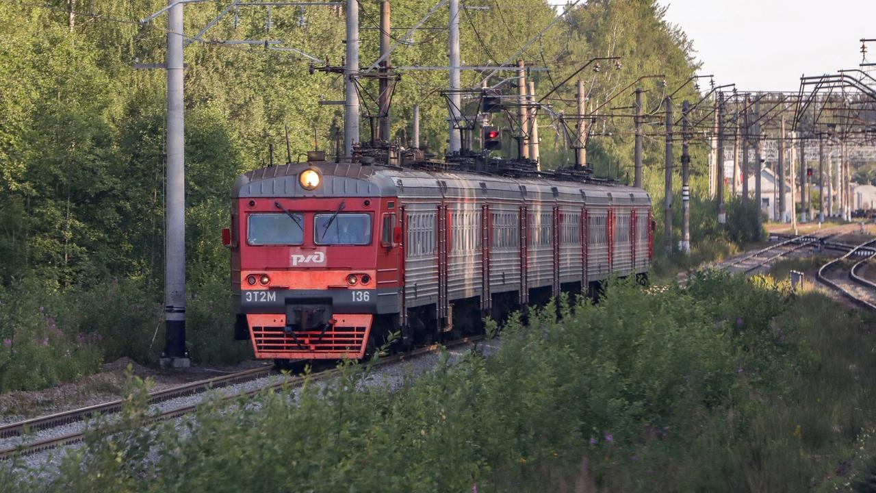 С 25 мая электрички перейдут на летний график Об этом сообщила пресс-служба Северо-Западной пригородной пассажирской компании. Отмечается, что в сравнении с зимним графиком увеличится количество пар поездов по будним на 4%, а по выходным — на 14%. В среднем за день будут курсировать 403,6 пар поездов по будним дням, а по выходным – 379,5 пар. пресс-служба АО «СЗППК» Подписаться Прислать новость