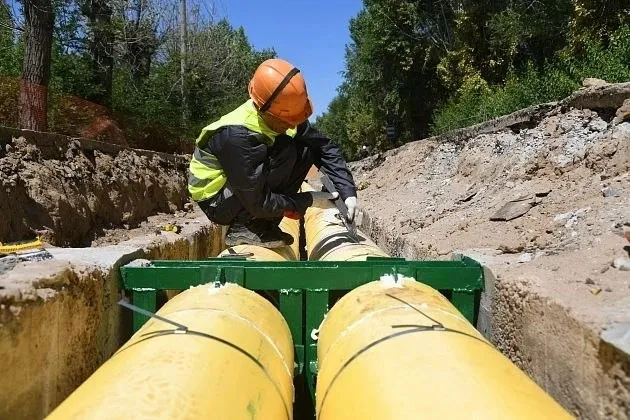 В поселке Южный в Красноармейском районе Волгограда проводят капремонт коммунальных сетей Работы ведутся на магистральном водопроводе хозяйственно питьевой воды и напорной хозяйственно бытовой канализации Всего на двух объектах до конца 2027 года планируют модернизировать 15 6 километра водопровода и 14 2 километра канализационных сетей Замена изношенных труб позволит обеспечить качественным ресурсом 4 8 тысячи волгоградцев Подписаться Перейти на сайт MAX