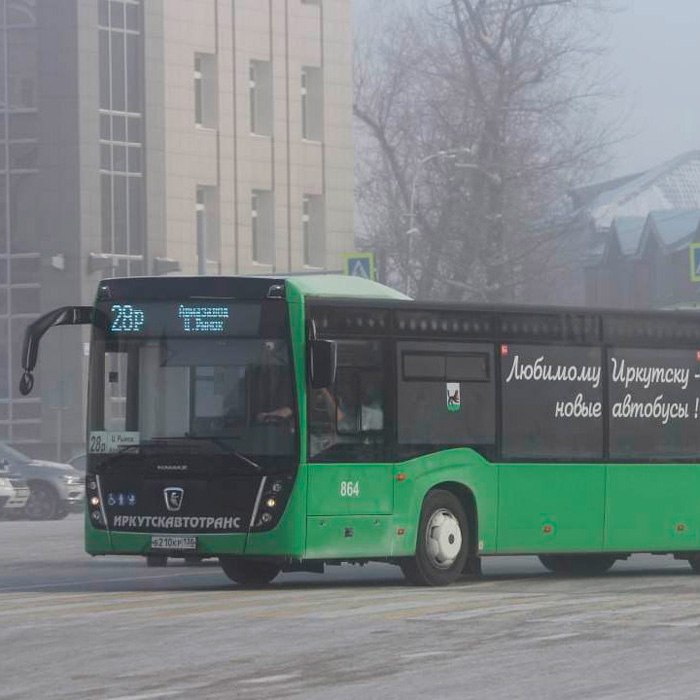 С началом 2026 года в Иркутске введены персонифицированные электронные транспортные карты для школьников из социально незащищенных семей имеющих право на бесплатный проезд Такие карты будут действовать в учебные периоды с 1 января по 31 мая и с 1 сентября по 31 декабря Для оформления электронного проездного необходимо получить уведомления в департаменте здравоохранения и социальной помощи населению улица Киевская 2 После этого производится фотографирование и подается заявка на изготовление персонифицированной карты Срок изготовления проездного до 10 дней Получить его можно в одном из расчетно кассовых центров системы Город Оформление электронных проездных документов будет производиться в течение всего года Для фотографирования требуется личное присутствие ребенка Учащиеся в возрасте от 14 до 18 лет могут пройти процедуру оформления карты самостоятельно без сопровождения родителей Подписаться на канал