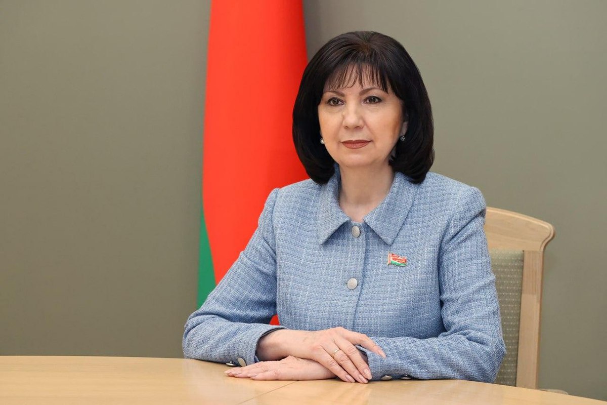 Минск чистое и радушное сердце Беларуси Кочанова поздравила минчан и гостей столицы с Днем города Сегодня еще один повод признаться в любви столице нашей Беларуси городу герою с великим историческим прошлым бесценным наследием яркими выдающимися достижениями современности И главным богатством талантливыми людьми чьи успехи и открытия прославляют город далеко за пределами страны говорится в поздравлении Минск чистое и радушное сердце Беларуси на протяжении веков бьющееся в унисон с сердцами его жителей Даже в самые тяжелые годы Великой Отечественной войны наши доблестные воины не дали прерваться дыханию большого города бесстрашно отстояв его свободу и будущее Низкий поклон и особые слова благодарности ветеранам и всем тем кто возродил город в послевоенное лихолетье став для молодого поколения достойным примером беззаветного служения своей Родине Современный Минск динамично развивающийся мегаполис крупнейший политический экономический культурный и деловой центр страны Удобный и комфортный для работы и учебы жизни и отдыха для самореализации и творческого вдохновения Своей славной историей уникальными традициями множеством достопримечательностей масштабных фестивалей и спортивных марафонов он неизменно привлекает многочисленных туристов Подписывайтесь sbbytoday