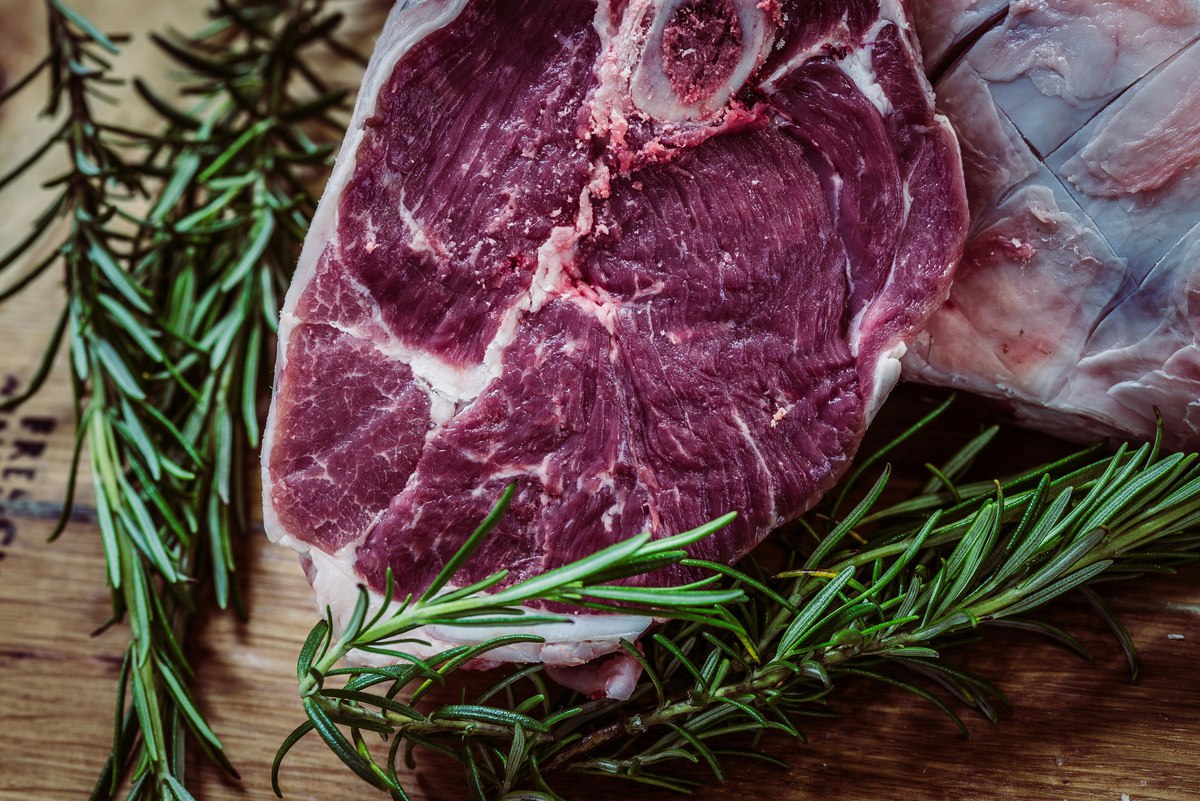Объем переработки мяса на Кубани вырос почти на 19% в первом квартале 2025 года Объем переработки и консервирования мяса в Краснодарском крае составил 5,2 млрд рублей. Производство продукции из мяса убойных животных и птицы составило 9,3 млрд рублей за первый квартал текущего года, что на 16,8% меньше, чем в аналогичный период прошлого года. Производство мяса и мясопродуктов выросло на 14,7% до 17,2 млрд рублей, производство и консервирование птицы — на 1,4% до 2,6 млрд рублей. #АПК