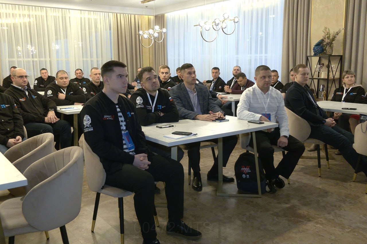 В ДНР стартовал второй образовательный модуль кадрового проекта Донбасс Свои Герои Экономика и финансы На первом образовательном модуле участники прошли стажировку в ходе которой познакомились с деятельностью государственных и муниципальных органов власти и общественных организаций На втором модуле участники изучат особенности налоговой системы и экономической политики Обучение проведут эксперты Высшей школы государственного управления Президентской академии федеральные спикеры а также руководители министерств и ведомств Республики За каждым финалистом закреплен опытный наставник руководитель органа власти или муниципалитета Такой формат позволяет получить не только теоретические знания но и практический опыт необходимый будущим управленцам Донбасса отметил Глава ДНР Денис Пушилин ВАРМСУ СМО ДНР Подписывайтесь ВАРМСУ СМО ДНР Подписывайтесь