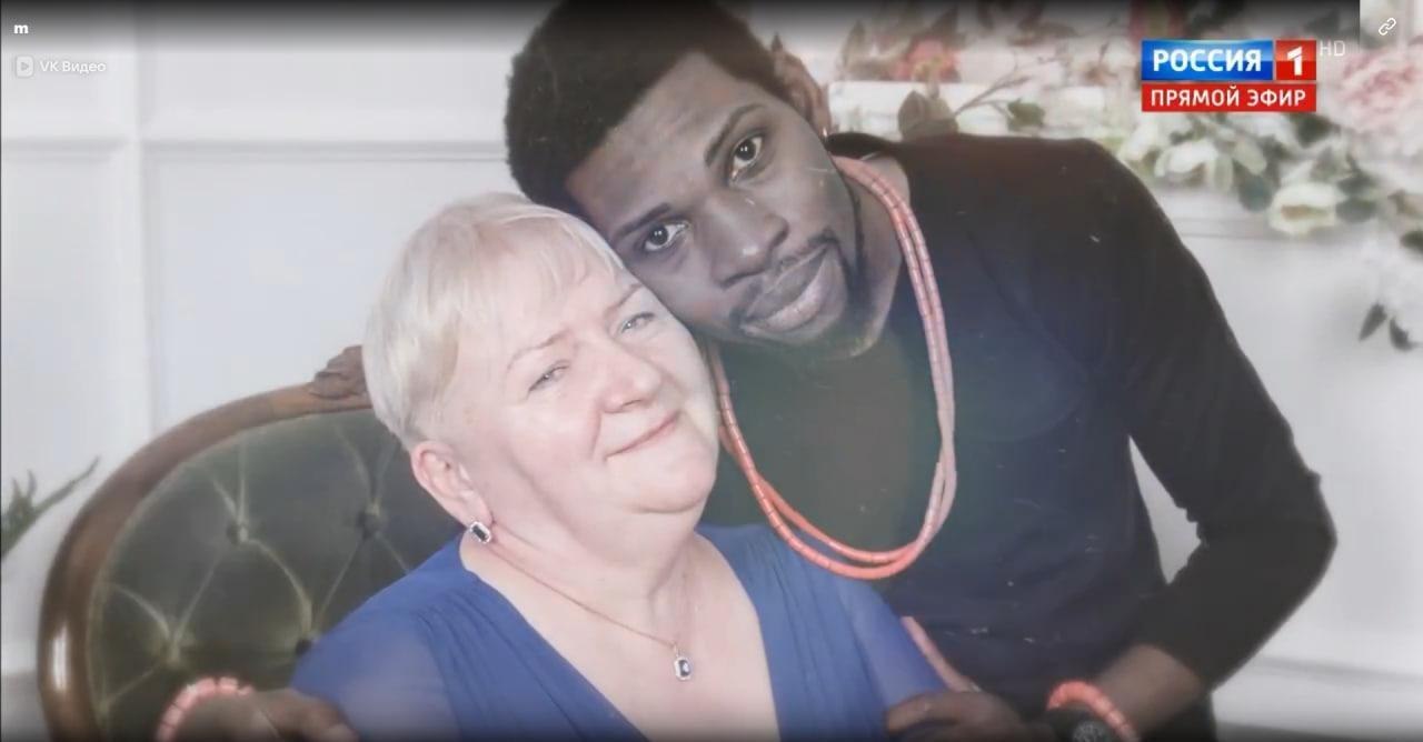 В Череповце скончалась вдова нигерийского принца Наталья Веденина Ее не стало на 59 м году жизни О Наталье Ведениной россияне узнали когда она вышла замуж за нигерийского принца Пауля информация облетела все СМИ Жили в Новых Углах где Пауль Габриэль Сегун Аджайи работал удаленно программистом У пары родились мальчики близнецы Даниэль и Дэвид а затем Пауль внезапно скончался на танцполе в одном из череповецких клубов Позже Наталья еще раз вышла замуж в 2024 году за Федора Поморова Ее похоронили на 4 м кладбище Череповца рядом с Паулем После его смерти в 2018 году Наталья сказала что он называл ее мой ангел И раз он ушел то я буду рядом с ним