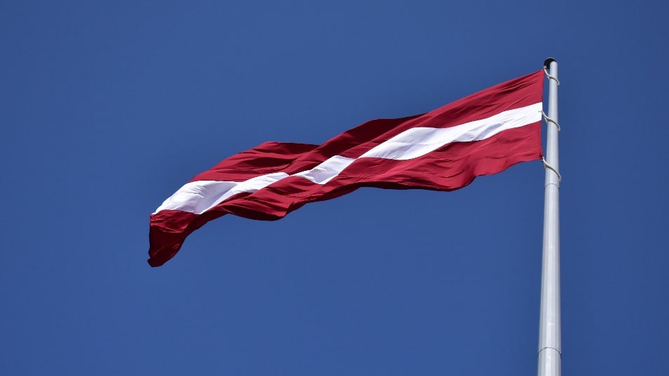 Изучать русский язык запретили в школах Латвии Сначала в стране построили забор на границе с Россией а теперь добрались и до языкового барьера В школах запретили учить русский убрали русскоязычные передачи с ТВ и повысили налог на русские книги Эти решительные меры объяснили национальной безопасностью хотя почти каждый второй житель в стране говорит именно на этом запретном языке Что еще придумают   Подпишитесь на Абзац TG VK Дзен MAX Rutube