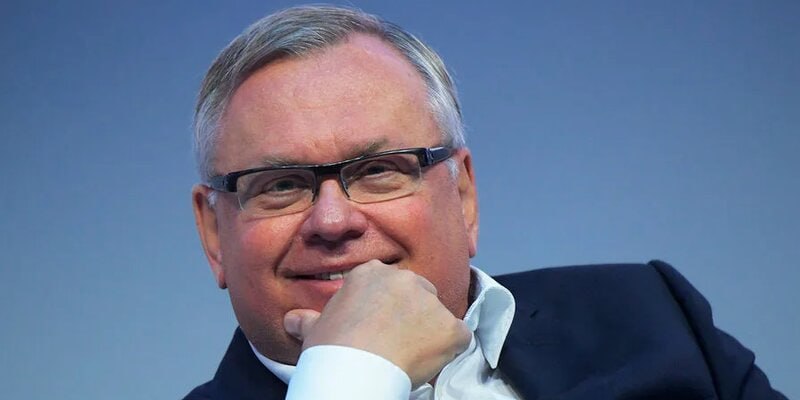 Глава банка ВТБ Андрей Костин предложил пари «на десять щелчков» о решении Банка России по ключевой ставке. «Готов поспорить, что ставка ЦБ будет снижена. Мы видим признаки плавного охлаждения экономики, замедления инфляции», — заявил банкир. Пока Центробанк сохраняет ключевую ставку на уровне 21%, проводя жесткую денежно-кредитную политику для снижения темпом инфляции.