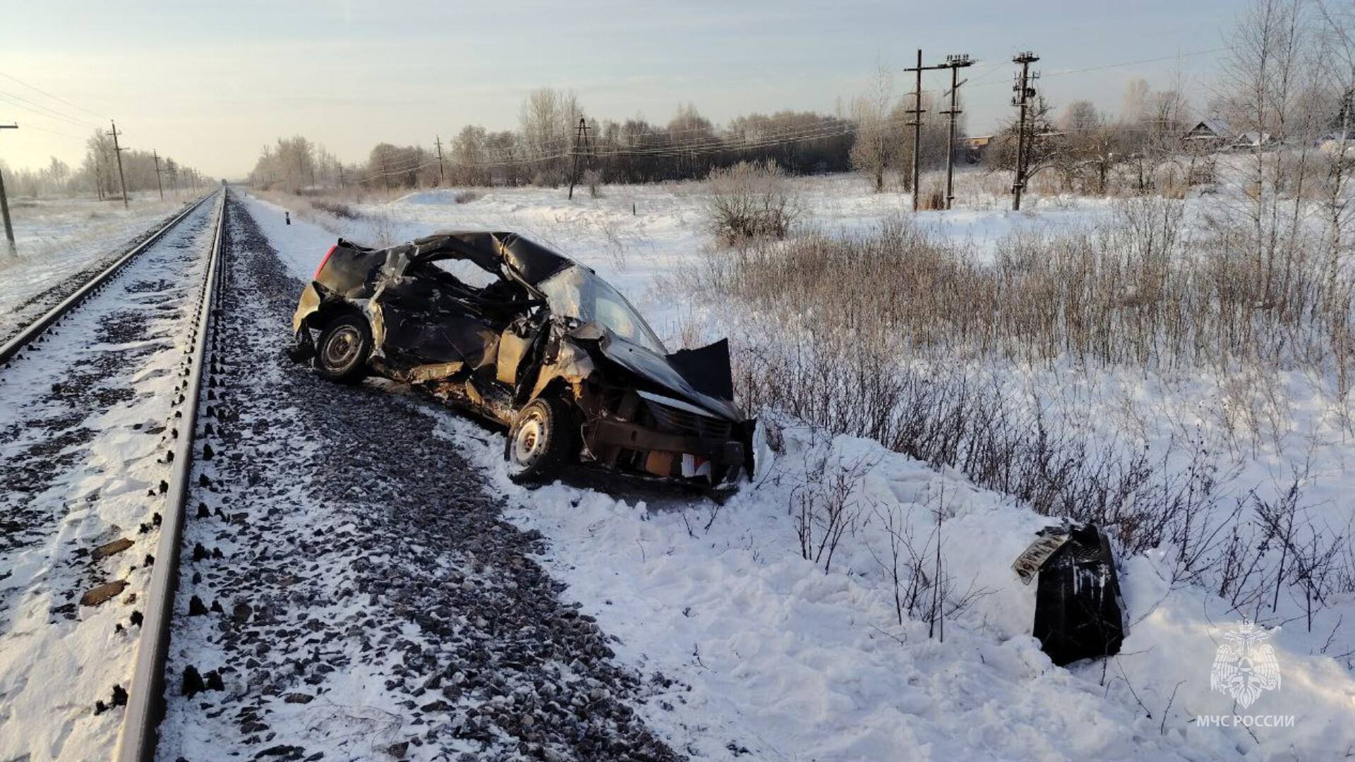 Четыре человека погибли в ДТП на железнодорожном переезде в Псковской области В деревне Чернушка Локнянского муниципального округа произошло дорожно транспортное происшествие автомобиль Renault Logan столкнулся с грузовым поездом Специалисты МЧС России провели деблокировку тел четырёх погибших Главные управления МЧС по Псковской области напоминают водителям о высокой опасности переездов и необходимости строгого соблюдения правил дорожного движения Особое внимание следует уделять сигналам светофоров и состоянию шлагбаумов а также избегать остановок и объездов на переездах чтобы не подвергать себя и окружающих опасности Фото МЧС России по Псковской области Подписывайтесь на канал МК в Пскове