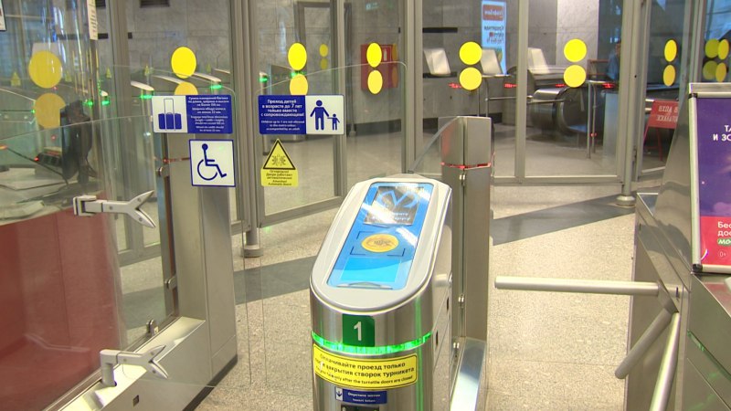 Метро Петербурга продлит работу из-за матча "Зенит"-ЦСКА   Как сообщили в пресс-службе петербургской подземки, в ночь с 30 апреля на 1 мая метро будет работать дольше в связи с матчем Кубка России "Зенит"-ЦСКА.  "Станции метро закроются для входа и выхода пассажиров на 30 минут позже обычного времени", – говорится в сообщении.   Матч начнётся в 20:30 на "Газпром Арене". Команда, которая победит, выйдет в суперфинал.   Фото: телеканал Санкт-Петербург