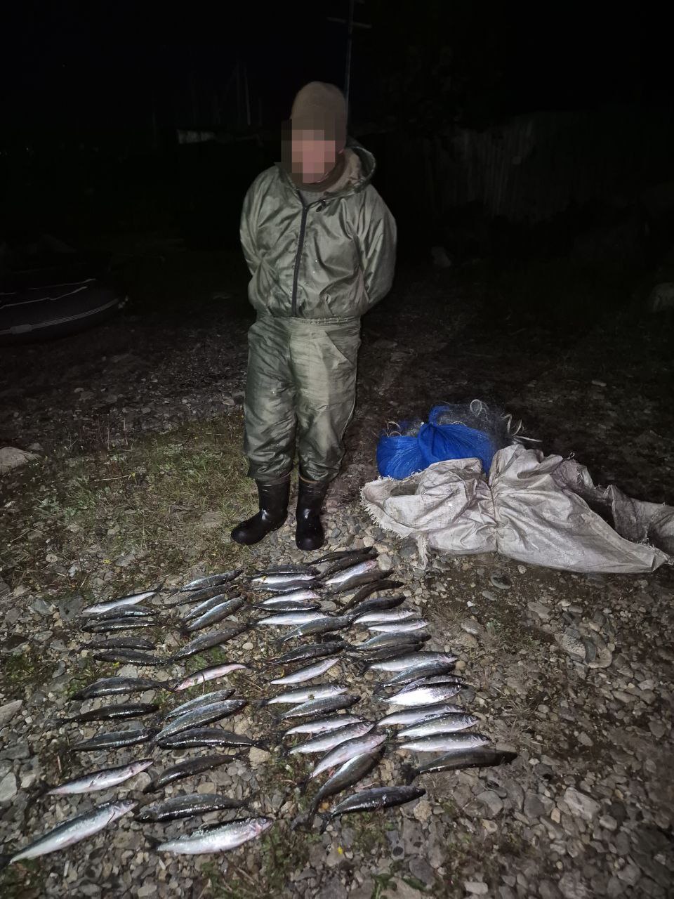 Транспортные полицейские и сотрудники УФСБ поймали браконьера на севере Байкала.  Житель Нижнеангарска ловил омуль на моторной лодке при помощи четырёх сетей.  Ущерб оценили более чем в 200 тысяч рублей