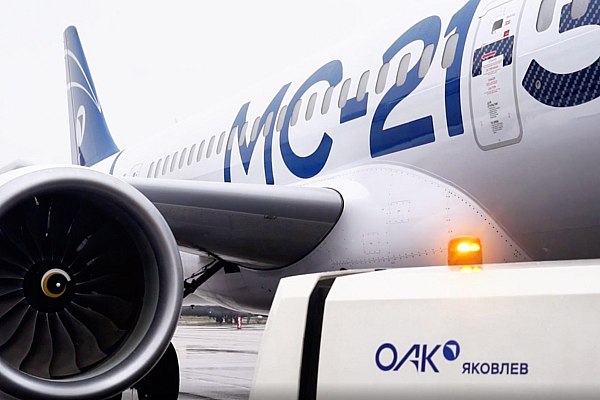 Завершено внедрение отечественных композитов в конструкцию МС 21 Федеральное агентство воздушного транспорта Росавиация вручило ПАО Яковлев входит в состав ОАК Госкорпорации Ростех одобрение главного изменения в сертификат типа МС 21 предусматривающее импортозамещение композитных материалов в силовых элементах кессонов киля и стабилизатора Таким образом российская наука и промышленность полностью завершили большой комплекс работ по внедрению отечественных композиционных материалов в конструкцию самолета МС 21 Об этом сообщает AVIA RU В работе по одобрению принимали участие специалисты Авиарегистра России сертификационных центров ФГУП ГосНИИ ГА СЦ ФАУ ЦАГИ ООО СЦ МАТЕРИАЛ и АО НМЦ НОРМА aviaru net n292465