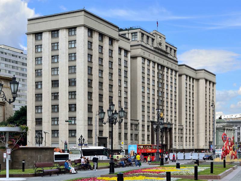 Госдума поддержала смягчение ответственности за ошибки в таможенных декларациях Комитет Госдумы по законодательству одобрил к рассмотрению в первом чтении законопроект о смягчении административной ответственности за нарушения в таможенной сфере Документ предусматривает фиксированные штрафы за ряд нарушений введение предупреждений вместо штрафов в отдельных случаях и освобождение от наказания при добровольной корректировке декларации до выпуска товара 22 сентября Комитет Госдумы по законодательству рекомендовал принять в первом чтении законопроект N 953127 8 который вносит изменения в Кодекс Российской Федерации об административных правонарушениях КоАП Правительство внесло документ в парламент в конце июня 2025 года Рассмотрение проекта назначено на 10 октября поправки планируется вносить до 12 ноября