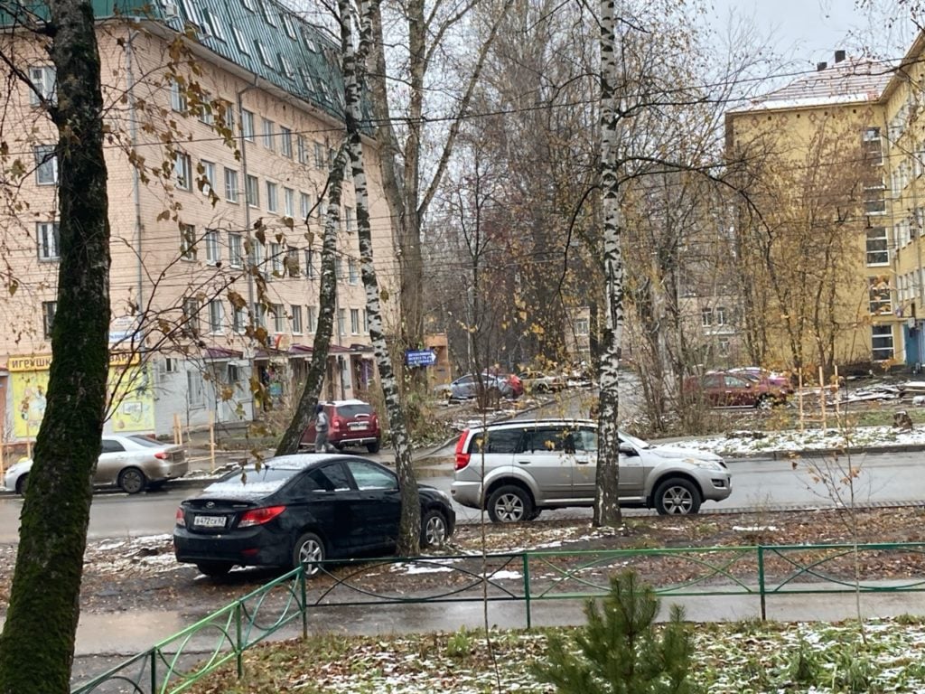 Рязанцы продолжают получать штрафы за парковку в неположенном месте  По данным администрации города, с начала года к административной ответственности за заезд автотранспортных средств на газоны, расположенные на земельных участках, находящихся в муниципальной собственности и стоянку транспортных средств на участках с зелеными насаждениями привлечены 3506 нарушителей. Общая сумма штрафов составила 3 миллиона 882 тысячи рублей.  В соответствии с правилами благоустройства территорий и городских округов на придомовых территориях запрещается заезд, остановка и стоянка транспортных средств на тротуарах, детских игровых и спортивных площадках, местах благоустройства и участках с зелеными насаждениями, на контейнерных площадках.  На газонах и цветниках, расположенных на земельных участках, находящихся в муниципальной собственности запрещается заезжать и ездить на автомобилях и спецтехнике, мотоциклах, скутерах, квадроциклах, лошадях.