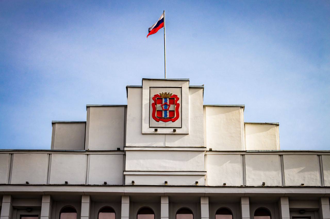 По инициативе Виталия Хоценко более 38 млн рублей направили на поддержку семей участников спецоперации Средства компенсируют расходы на детские сады и бесплатное школьное горячее питание учащихся 5 11 классов Отметим что в Омской области действует более 40 мер поддержки для ветеранов и участников СВО а также их семей   Подписывайтесь на 12 канал в МАХ