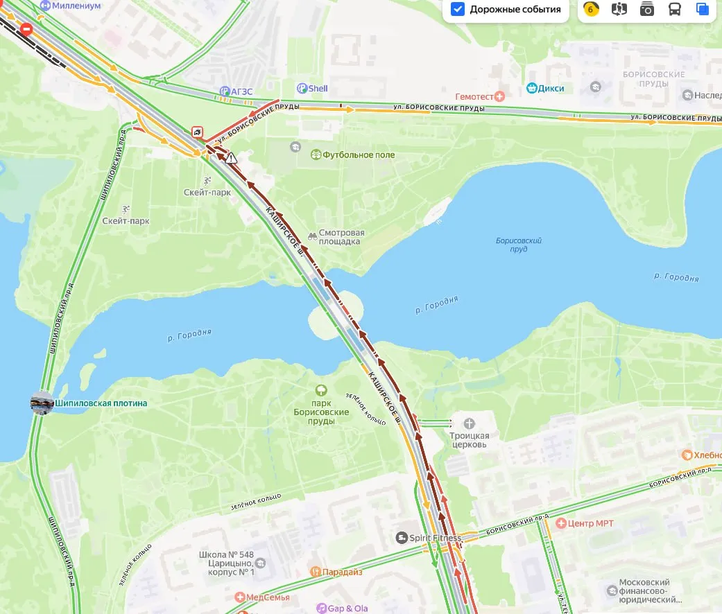 Движение на Каширском шоссе в сторону центра затруднено из за столкновения двух автомобилей и мотоцикла в районе улицы Борисовские Пруды Медики оказывают помощь байкеру водителей призывают объезжать этот участок Агентство Москва в Максе