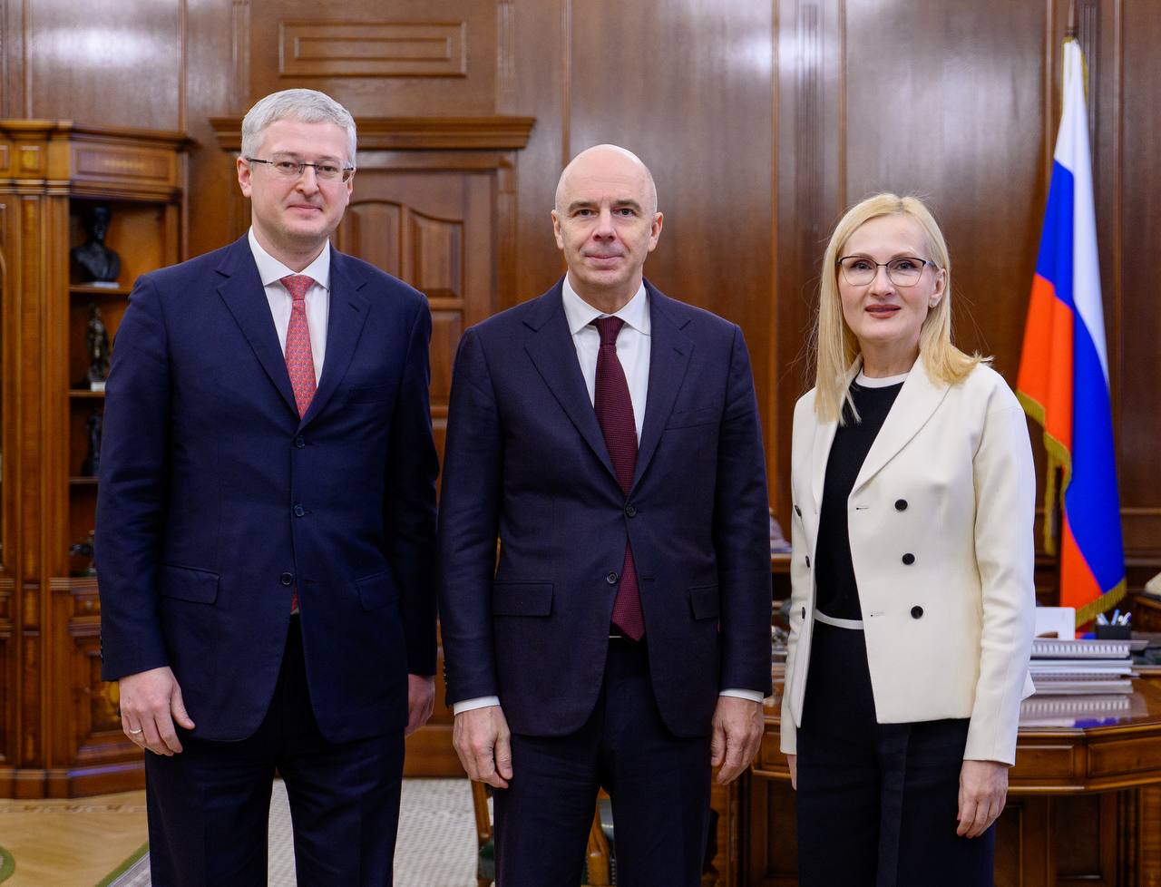 В Минфине обсудили исполнение бюджета Камчатского края Министр финансов РФ Антон Силуанов провел рабочую встречу с губернатором Камчатского края Владимиром Солодовым и заместителем Председателя Государственной Думы депутатом от Камчатского края Ириной Яровой Стороны обсудили исполнение регионального бюджета по итогам 2025 года отметив прирост доходов консолидированного бюджета Отдельное внимание было уделено мерам по ликвидации последствий землетрясения произошедшего на Камчатке летом прошлого года Камчатский край ежегодно получает федеральные средства на обеспечение сбалансированности бюджета финансирование социальных обязательств развитие инфраструктуры реализацию государственных программ В 2026 году в федеральном бюджете бюджету Камчатского края предусмотрено 60 4 млрд рублей дотации на выравнивание бюджетной обеспеченности субъектов РФ а также 19 5 млрд рублей целевых межбюджетных трансфертов Кроме того до 2030 года региону одобрены лимиты казначейских инфраструктурных кредитов на общую сумму 6 2 млрд рублей Средства будут направлены на проекты в сфере ЖКХ и развитие инфраструктуры   Минфин России в MAX МинфинСообщает