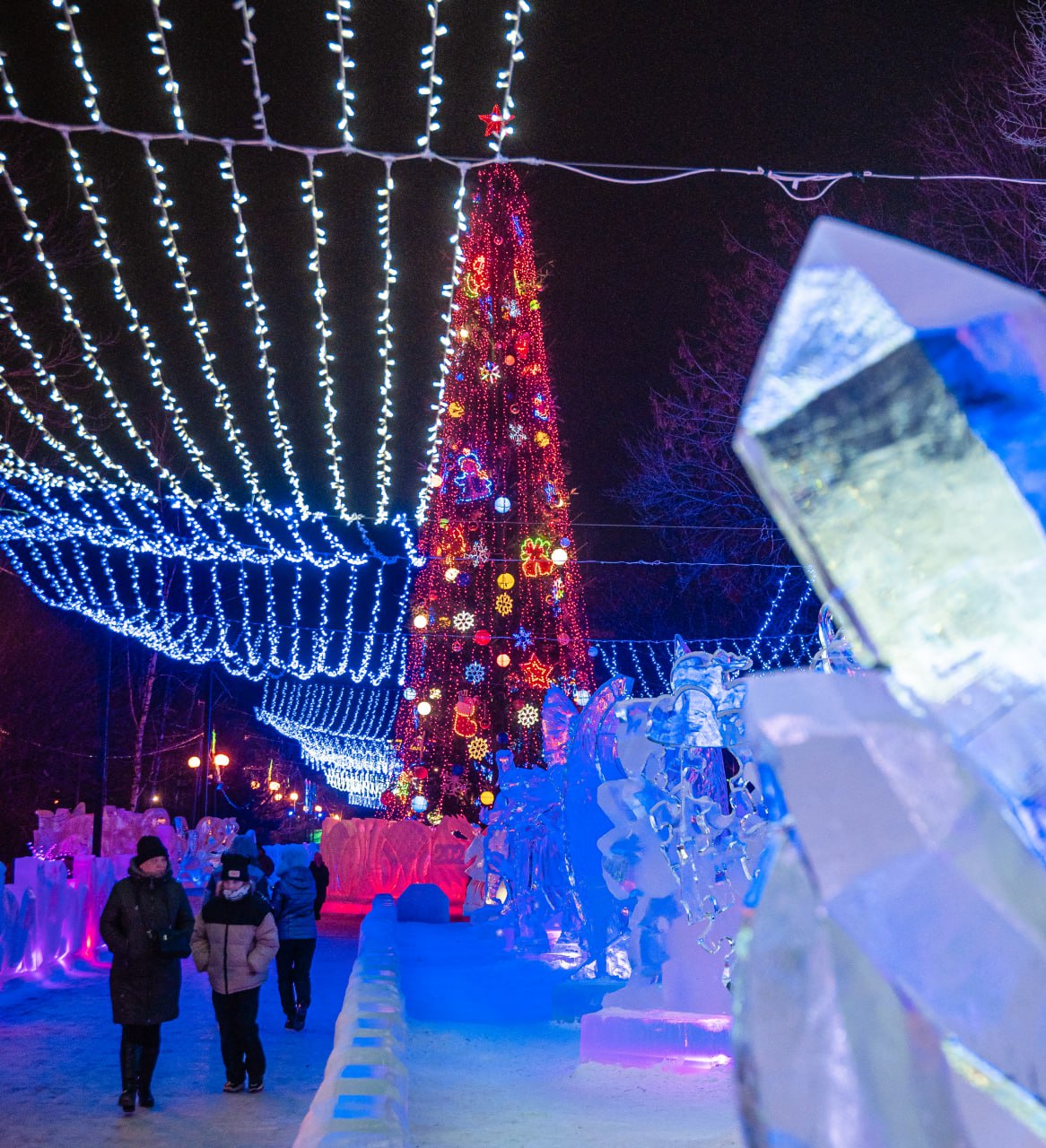 Новогодние городки в Хабаровске будут работать до середины февраля.  В этом году хабаровские парки и новогодние городки стали настоящими центрами праздника. Администрация решила сохранить их новогодний облик до 15 февраля.   В праздничные дни главный городской парк «Динамо» посетили более 14 тысяч человек. Здесь проводились интерактивные и спортивные мероприятия с Дедом Морозом и Снегурочкой.  На втором месте по посещаемости — парк Гагарина. Его посетили более 10 тысяч человек. Было организовано 2 новогодних мероприятия.  Примерно 8 тысяч человек посетили парк «Северный». На его территории проходили массовые гуляния гостей и жителей Хабаровска: организована работа тюбинговой трассы, протяженностью 250 метров с прокатом тюбингов.  #Хабаровск       Дальний Восток   Делись новостью