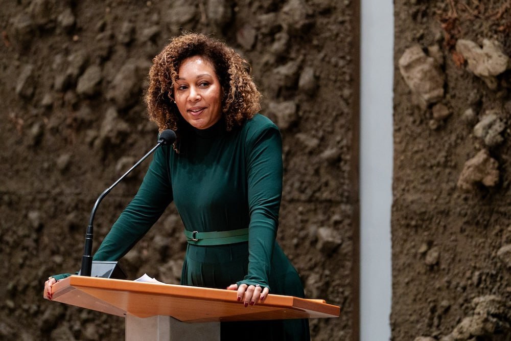 В Нидерландах кандидат на пост госсекретаря финансов солгала о своих научных степенях Она должна была курировать введение налога на нереализованную прибыль Журналисты газеты De Volkskrant обнаружили что в профиле LinkedIn депутата Натали ван Беркель были указаны недостоверные сведения В частности женщина писала что получала степень магистра государственного управления в Лейденском университете и изучала право в Университете Эразма В действительности Ван Беркель имеет лишь аттестат о среднем образовании и окончила первый курс бакалавриата по специальности Государственное управление в Гаагском университете прикладных наук Публикация сведений вызвала скандал после чего депутат ушла в отставку На посту госсекретаря финансов она должна была отвечать за введение новой налоговой системы которая предусматривает сборы с роста стоимости активов включая криптовалюту Задонатить через бота Patreon