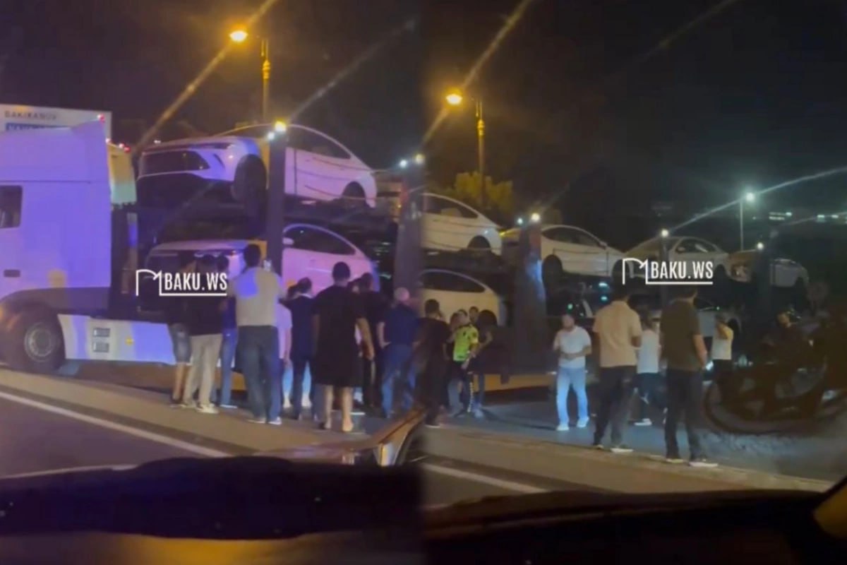 На главном бакинском проспекте автовоз парализовал движение   oxu az 1274408   Новости Азербайджана Написать нам ruoxuaz ПробкивБаку ТранспортныезаторывБаку ДТП
