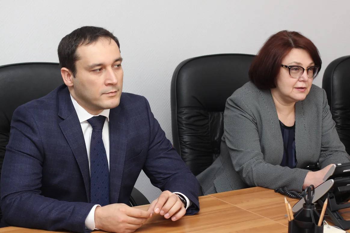 Осужденному за взятку бывшему замглавы самарского минздрава добавили срок за мошенничество Кировский районный суд Самары вынес приговор по делу о мошенничестве и злоупотреблении полномочиями в сфере закупок медицинского оборудования Среди осужденных бывший заместитель министра здравоохранения Самарской области Асланбек Майрамукаев бывший заместитель главного врача областной больницы имени Середавина и два предпринимателя Об этом сообщает региональное СУ СКР Суд установил что в октябре 2021 года обвиняемые организовали закупки медоборудования допуская к ним только две аффилированные компании Это позволило заключить контракты на сумму более 17 1 млн рублей по завышенным ценам что привело к ущербу в размере 9 млн руб Асланбек Майрамукаев уже был осужден в июле 2024 года за получение взятки С учетом этого суд приговорил его к 9 годам и 8 месяцам лишения свободы в колонии строгого режима штрафу в 45 млн рублей и запрету занимать должности в течение 6 лет Бывшему заместителю главного врача и двум предпринимателям назначили наказание на срок от полутора лет до 1 года и 8 месяцев в колонии поселении и колонии общего режима Ранее Асланбек Майрамукаев попросил отправить его в зону проведения спецоперации Как пояснил Ъ Волга защитник бывшего чиновника Тимофей Михеев экс замглавы областного минздрава обладает высокой физической подготовкой моральной устойчивостью и значительным опытом в информационных технологиях что по мнению юриста может быть полезно на СВО kommersant volga