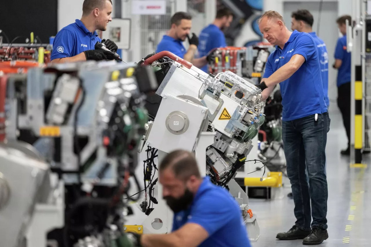 Немецкий концерн Bosch второй год подряд намерен провести масштабные сокращения персонала Всего руководством в этом году планируется сократить пятизначное число рабочих мест с целью экономии пишет газета Handelsblatt Отмечается что это будет второе масштабное сокращение в компании за два года В 2024 м году Bosch сократил 11 6 тыс рабочих мест по всему миру Bosch является крупнейшим в мире производителем автомобильных компонентов Они также делают электроинструменты бытовую промышленную и строительную технику Подписаться на РИА Новости экономика Все наши каналы
