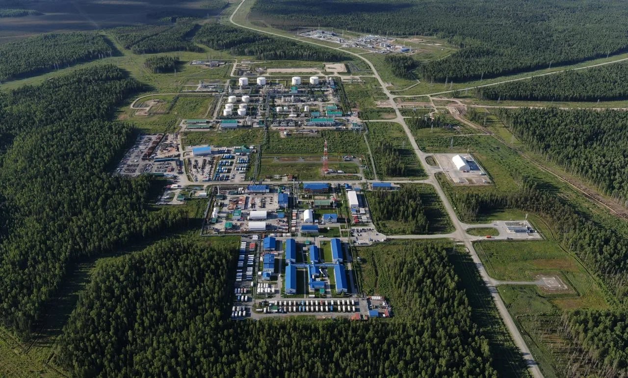 Геннадий Тимченко зашёл в нефть По сообщениям СМИ глава НОВАТЭКа стал совладельцем Салым Петролеум Девелопмент которая ведёт добычу нефти на Салымских месторождениях в ХМАО Ему могла перейти доля в 50 ранее принадлежавшая Газпром нефти Ранее 50 Салым Петролеум Девелопмент принадлежала британской Shell которая объявила о выходе из российских активов в 2022 году В следующем году её доля перешла к Газпром нефти а теперь предположительно к структурам связанным с Тимченко Остальные 50 остаются у Газпром нефти Пакет оформлен на структуру Западная Азия которая с сентября получила нового участника и руководителя но состав участников в ЕГРЮЛ не раскрывается Сумма сделки по оценкам аналитиков может составлять 30 40 млрд рублей Салымская группа месторождений старый но устойчивый актив обеспечивающий стабильный поток нефти при относительно низких операционных рисках Извлекаемые запасы категории С1 и С2 оцениваются примерно в 140 млн тонн Текущая добыча превышает 1 млн тонн нефти в год В состав проекта входят участки Западно Салымский Верхнесалымский Южно Ямской Восточно Шапшинский 1 и Салымский 2 Эксперты отмечают что актив привлекателен благодаря уже созданной инфраструктуре предсказуемой геологии и низким операционным затратам Аналитики оценивают проект как тихий источник стабильного денежного потока где грамотный инвестор может наращивать стоимость без избыточных рисков В целом участие Тимченко в Салымском проекте выглядит логичным расширением в добыче углеводородов актив не требует масштабных вложений но способен давать стабильный доход особенно если цены на нефть пойдут вверх   Нефтебаза