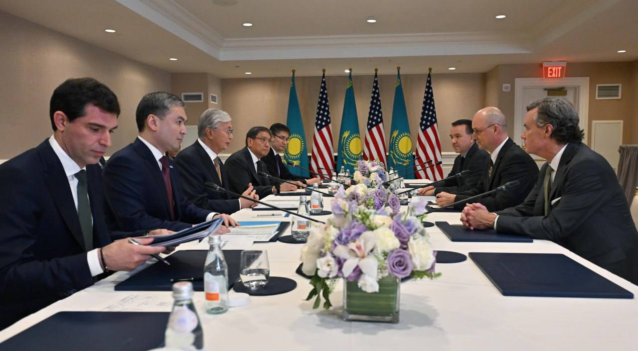 Касым Жомарт Токаев провел беседу с президентом по странам СНГ и Центральной Азии компании John Deere Чабой Лейко Президент Казахстана назвал партнерство с компанией John Deere ярким примером успешной промышленной кооперации отражающим общую приверженность развитию современного и эффективного сельскохозяйственного производства Глава государства поддержал решение John Deere локализовать производство техники для АПК в партнерстве с казахстанским заводом Агромаш Это сотрудничество уже дало ощутимые результаты с момента запуска производства в мае этого года собрано более 290 единиц техники Ожидается что до конца года будет выпущено еще 100 единиц Касым Жомарт Токаев также приветствовал подписание в рамках его текущего визита в США Соглашения о стратегическом партнерстве на сумму 2 5 млрд долларов Документ предусматривает производство не менее 3 000 единиц сельхозтехники John Deere в течение 5 лет на мощностях АО АгромашХолдинг KZ Кроме того предполагается создание не менее трех сервисных центров а также развитие системы обучения персонала