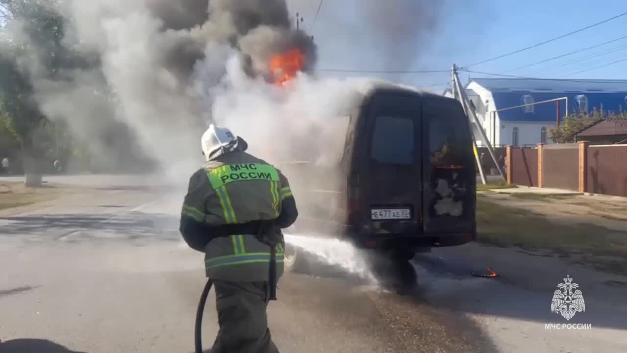 В Крыму пожарные быстро потушили загоревшийся автомобиль