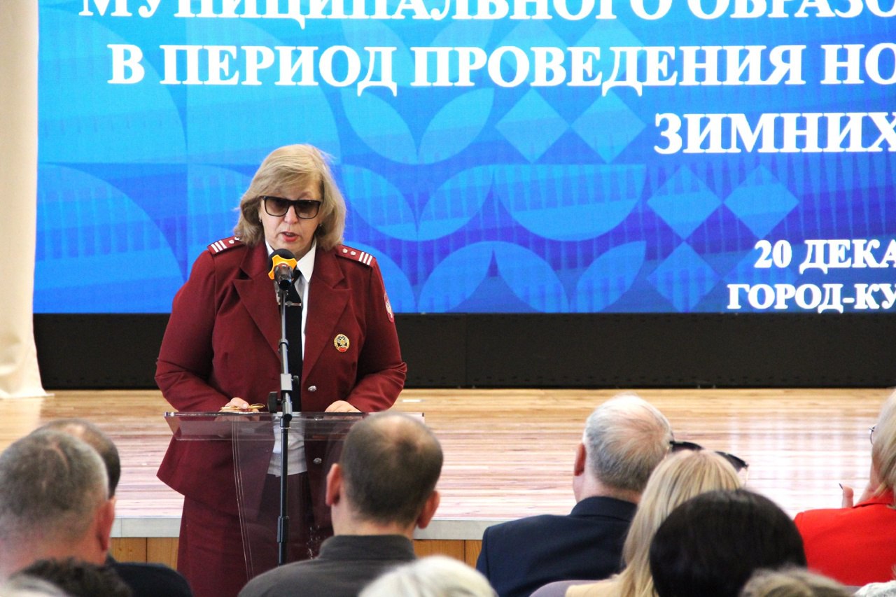 В Оперштабе назвали истинную причину увольнения с должности начальника Роспотребнадзора Анапы В соцсетях и СМИ распространяется информация, что якобы начальник территориального отдела Роспотребнадзора в Анапе уволилась после заявления о закрытии пляжей на год и отказа публиковать данные проб. -Это – ложь! Увольнение Ларисы Медведевой связано с выходом на пенсию. 24 июня ей исполнилось 65 лет, -это предельный возраст пребывания на гражданской службе, к которой относится её должность. Что касается проб – управление Роспотребнадзора по Краснодарскому краю проводит регулярные замеры состояния воздуха, пляжей, морской и питьевой воды на прибрежных территориях,-прокомментировали в краевом Оперштабе. Актуальную информацию о санитарном состоянии курортов на основе результатов проб можно узнать на туристическом портале Краснодарского края. Добавим, на данном портале конкретных цифр, например, о предельно допустимой концентрации опасных веществ на пляжах и в акватории Анапы не приводится.