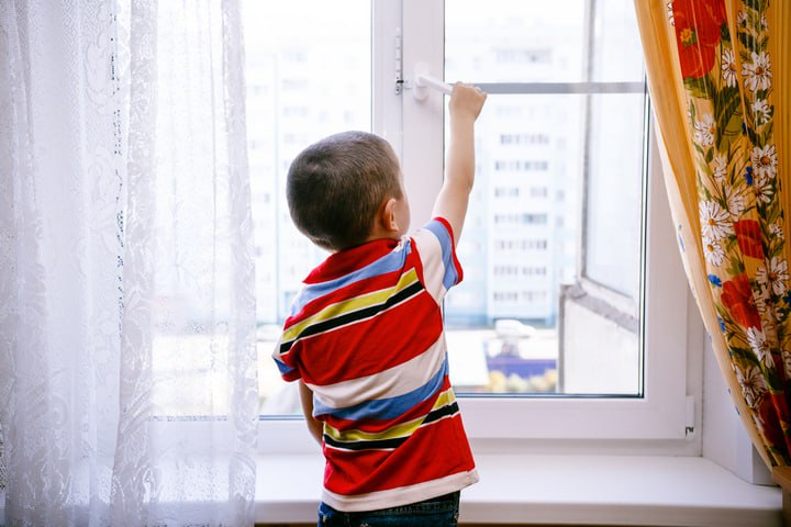 Погиб ребенок 16 июля в Удмуртии произошло два инцидента с падением детей 12 и 7 лет из окон домов. Один из них погиб, второй находится в больнице в тяжелом состоянии. В момент трагедий оба ребенка находились дома одни. Причины и обстоятельства устанавливаются. Жителей республики призывают быть внимательнее к своим детям, не оставлять их одних, оборудовать окна специальными запирающими устройствами. #Ижевск #Удмуртия