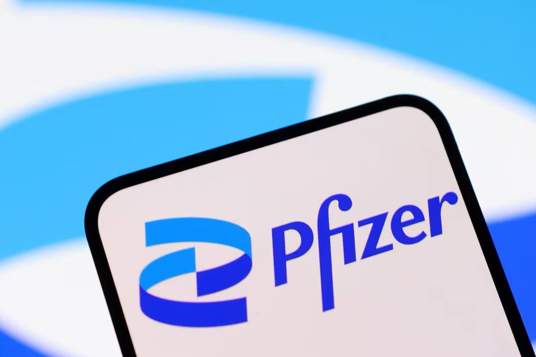 Pfizer заплатит 2 1 млрд китайской компании для создания препарата от ожирения Американская фармкорпорация Pfizer заключила соглашение с китайской компанией YaoPharma по разработке производству и коммерциализации экспериментального препарата для контроля веса Лекарство будет имитировать действие естественного гормона GLP 1 Этот гормон вырабатывается в кишечнике после еды и играет важную роль в регуляции обмена глюкозы и аппетита В настоящее время препарат проходит клинические исследования в Австралии Представители компании YaoPharma заявили что сотрудничество с Pfizer поможет быстрее вывести инновационный препарат на глобальный рынок   Новости Китая ЭКД