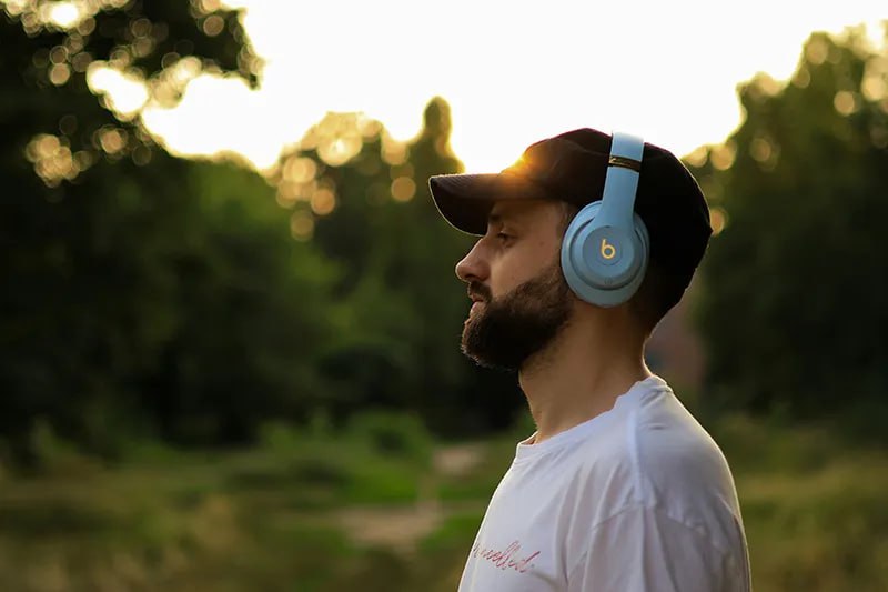 В Spotify в профилях покойных музыкантов стали появляться песни, созданные ИИ — сервис «принимает меры»   В стриминговом сервисе Spotify на страницах ныне покойных музыкантов начали размещать музыкальные треки, созданные с помощью систем искусственного интеллекта, обнаружил ресурс 404 Media. Представитель Spotify заявил, что это является нарушением правил сервиса, и к нарушителям будут приняты меры. По данным 404 Media, на прошлой неделе на странице Блейза Фоли, кантри-музыканта, известного по треку «Clay Pigeons» и погибшего в 1989 году, появился новый сингл под названием «Together». Эксперт 404 Media описал мелодию как «отдалённо» напоминающую «новую, медленную кантри-песню». При этом трек сопровождался сгенерированным ИИ изображением молодого мужчины, совершенно не похожего на Фоли.  «Это наносит ущерб репутации Блейза», — заявил Макдональд, добавив, что сервис должен немедленно отреагировать на это нарушение. Представитель Spotify сообщил, что правила медиаплощадки запрещают выдавать себя за другое лицо с целью введения в заблуждение, например, используя копирование имени, изображения или описания другого автора, а также выдавать себя за другое лицо, бренд или организацию обманным путём.