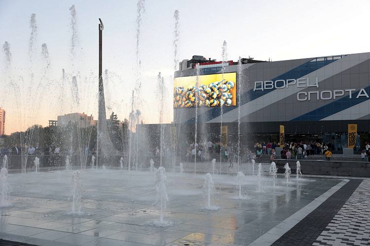 Дворец спорта в Ростове открылся после капремонта В Ростове на Дону после капитального ремонта открылся Дворец спорта Арена была полностью реконструирована и теперь может проводить соревнования различного уровня а также культурные мероприятия В день открытия 11 сентября во Дворце спорта прошло южное дерби В рамках матча Суперлиги по гандболу встречались женские команды Ростов Дон и Кубань Ростовчанки не подвели и победили соперниц с разгромным счетом 42 22 Перед началом игры врио губернатора Ростовской области Юрий Слюсарь поприветствовал спортсменов и болельщиков и поздравил их с долгожданным открытием спортивного объекта Это второе рождение нашего прославленного ростовского Дворца спорта Теперь здесь все готово для больших турниров новых рекордов и побед наших спортсменов Уверен так и будет заявил Юрий Слюсарь Капремонт ростовского Дворца спорта был проведен по областной программе Развитие физической культуры и спорта и продолжался 3 года Теперь спортивная арена готова вместить до 4 тысяч зрителей что почти в два раза больше чем ранее Было полностью заменено спортивное и инженерное оборудование установлена хоккейная коробка с системой быстрого монтажа Отреставрированы все исторические барельефы на фасаде Рядом с Дворцом спорта проведено благоустройство перед зданием появился светомузыкальный фонтан и спортивная зона Подпишись на 1Rnd Написать в редакцию
